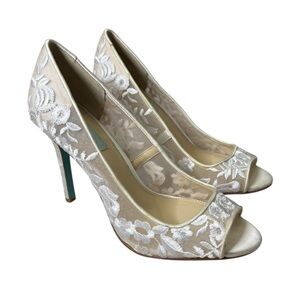 Blue by Betsey Johnson Adley Embroidered Lace Bridal  Women’s Evening Pumps Sz 8